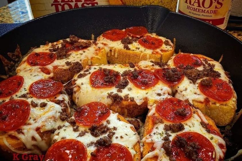 EASY GARLIC BREAD PIZZA