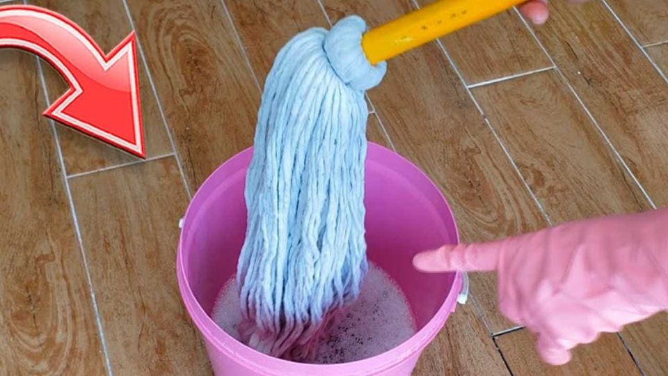 REMOVE THE DIRT FROM YOUR MOP WITH THIS CLEANING TRICK: IT WILL LOOK LIKE YOU JUST BOUGHT IT