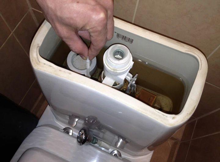 The problem of constantly flowing water in the toilet was solved once and for all: a simple method of an experienced plumber