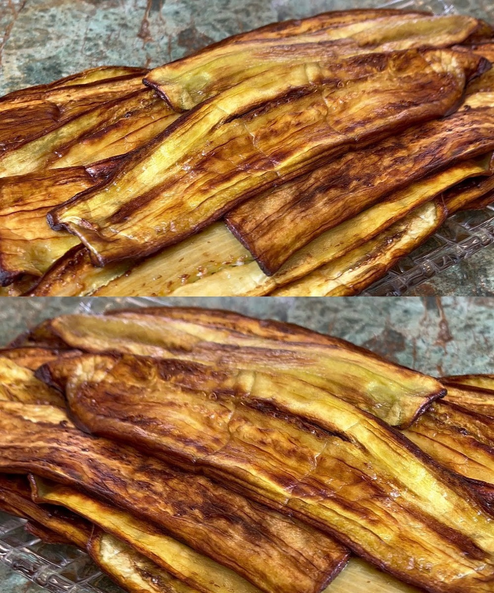 We show how to fry eggplants. They don’t absorb oil and don’t shoot