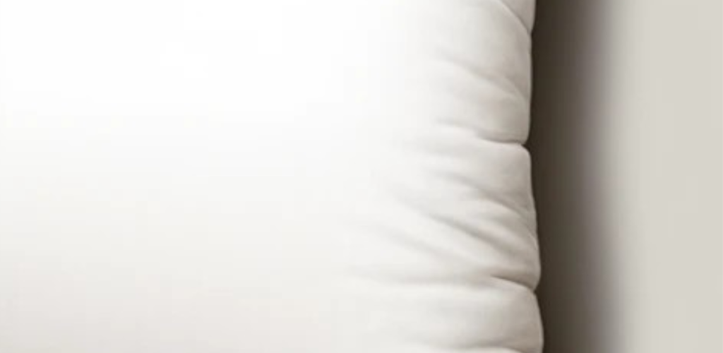 To whiten yellowed and stained pillows, you don’t need detergent. That’s the secret!