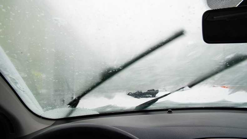 12 Effective Ways to Remove Fog from Your Car Windshield