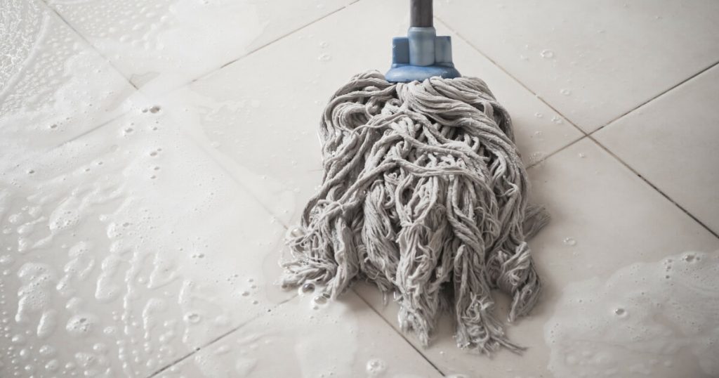 Baking soda cleans and polishes tiles in one go: use it like this