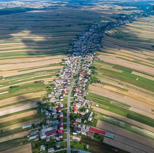 All 6000 People In This Town Live On One Street