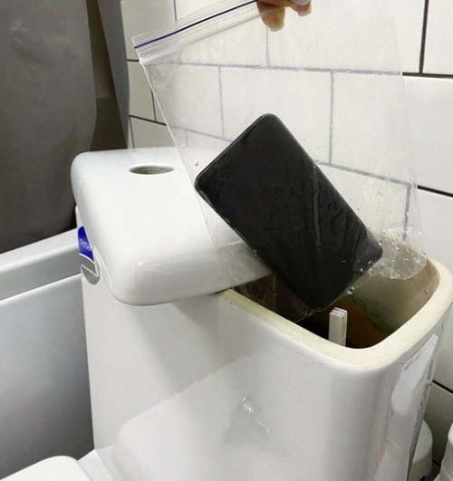 I accidentally found my husband’s second phone in the toilet tank. What I read there sent shivers down my spine