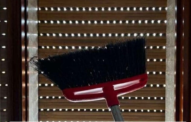 Discover the quick and easy broom trick to clean shutters