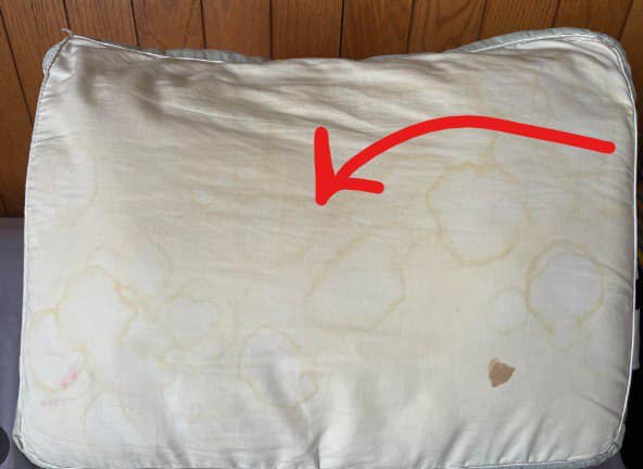 Why is your pillow yellowing and how to keep it fresh?