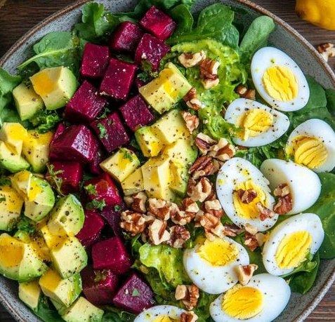 Beetroot Delight: Avocado, Egg and Beetroot Salad Full of Flavor and Color