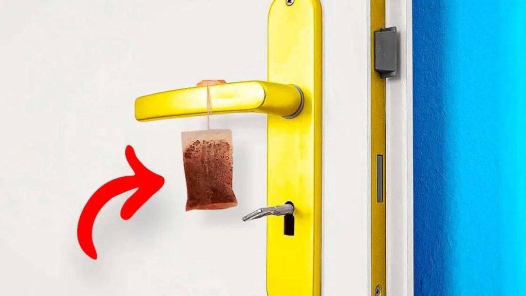 Don’t throw away your used tea bags: hang them on the door handle and save money