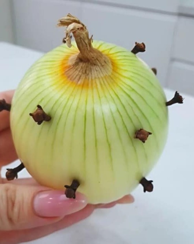 Why My Grandmother Always Puts a Nail in the Onion – A Surprising Old Trick!